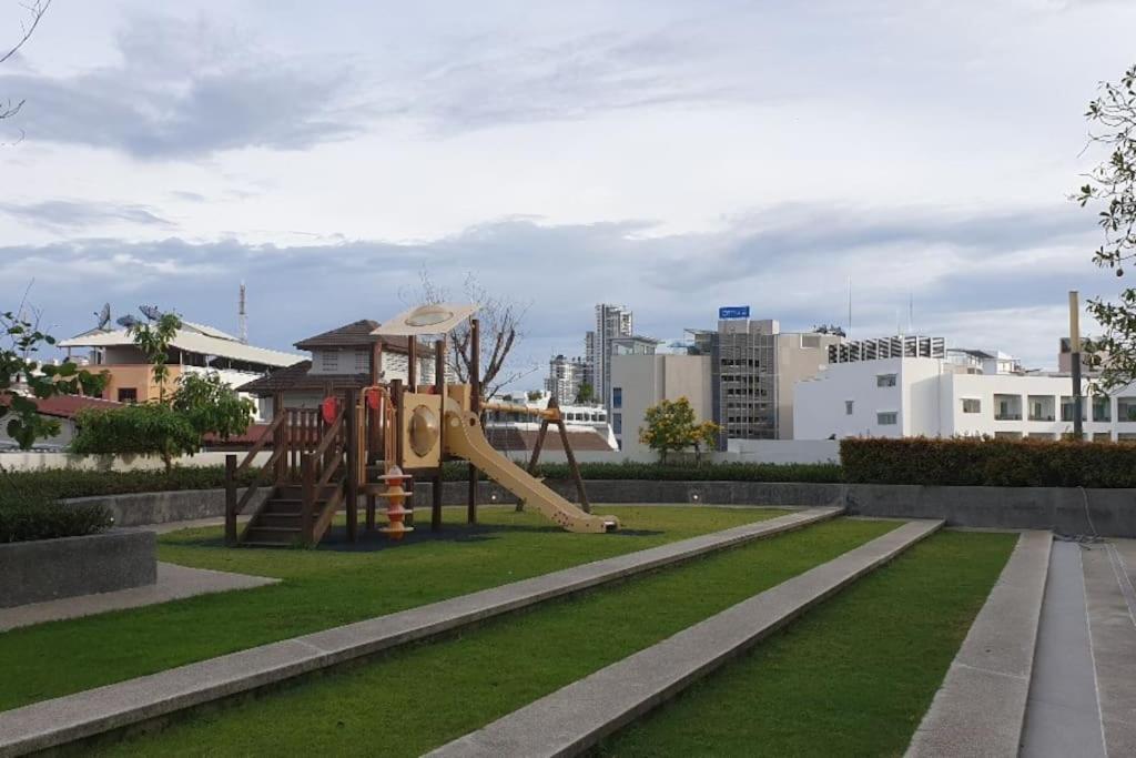 The Base Central Pattaya Quiet King-Bed With Infinity Pool & Free Netflix Luaran gambar